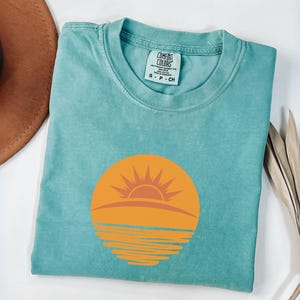 Camiseta vintage de verano con atardecer, camiseta retro de isla tropical, conjunto de palmeras coloridas, camiseta playera Comfort Colors®, regalo para vacaciones de verano