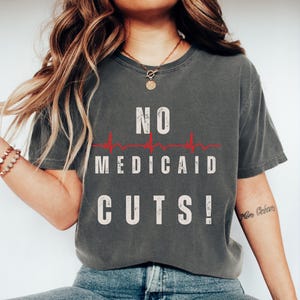 Keine medicaid-Schnitte, Fragen Sie mich nach Real, Faux Medicare-Karte, Medicare-Versicherung, Makler, Comfort Colors® Real Realty Shirt