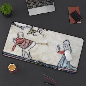 Alfombrilla de escritorio con trompeta medieval divertida / alfombrilla de ratón grande para juegos, arte marginal, regalo de manuscrito iluminado, decoración histórica única