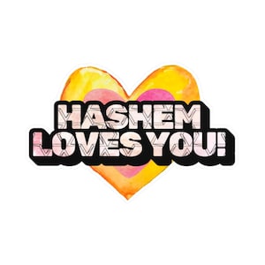 Può includere: Un adesivo con un cuore ad acquerello nei toni del giallo e del rosa. Il testo "HASHEM LOVES YOU!" è in grassetto, con contorno. L'adesivo ha un bordo bianco.