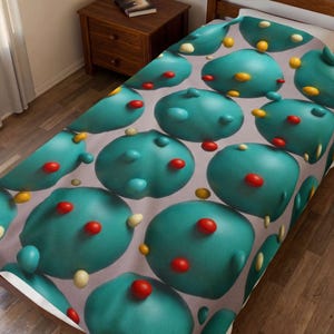 Puede incluir: Una manta turquesa con un patrón repetido de formas redondeadas tridimensionales. Cada forma tiene acentos rojos, amarillos y turquesas. La manta está sobre una cama con estructura de madera, y en el fondo hay una mesita de noche de madera.