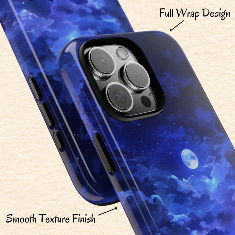 Puede incluir: Una funda de tel&eacute;fono inteligente con un dise&ntilde;o envolvente y un acabado de textura suave. La funda presenta un dise&ntilde;o de cielo nocturno azul oscuro con nubes, una luna llena y estrellas. Las lentes de la c&aacute;mara del tel&eacute;fono son visibles.