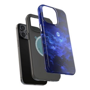 Puede incluir: Tres fundas para tel&eacute;fono. Una negra, una gris con un gr&aacute;fico turquesa y otra con un dise&ntilde;o de cielo nocturno azul y blanco. Las fundas est&aacute;n dise&ntilde;adas para proteger el tel&eacute;fono.