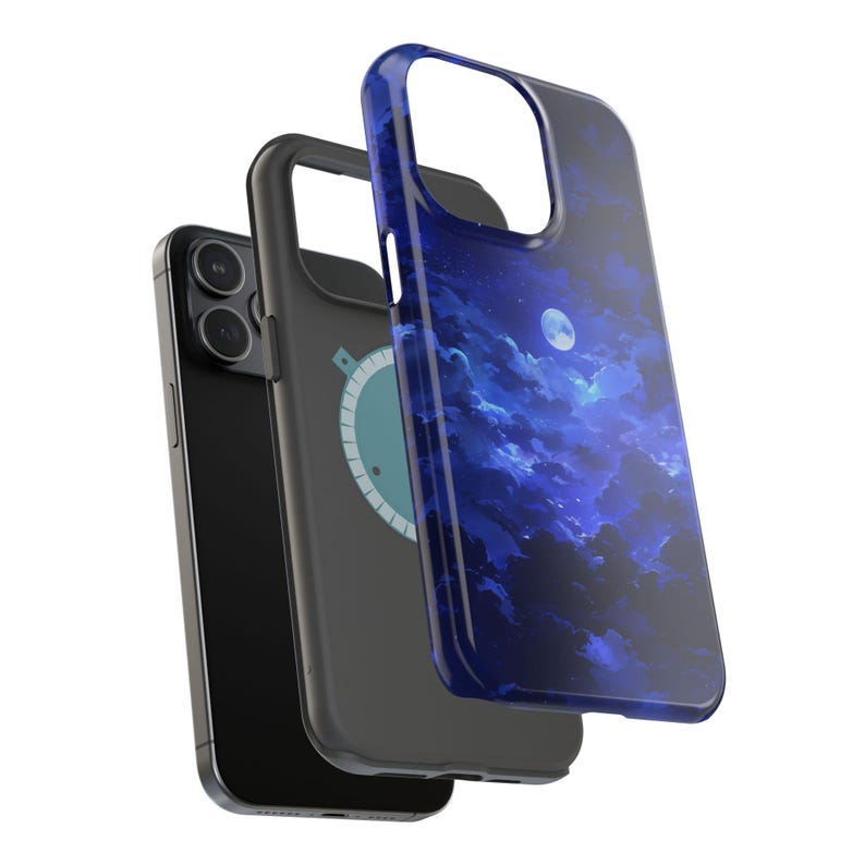 Puede incluir: Tres fundas para tel&eacute;fono. Una negra, una gris con un gr&aacute;fico turquesa y otra con un dise&ntilde;o de cielo nocturno azul y blanco. Las fundas est&aacute;n dise&ntilde;adas para proteger el tel&eacute;fono.