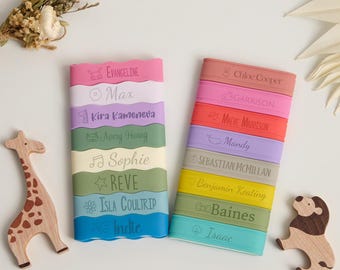 Bandas de silicona personalizadas para nombres de niños, etiquetas impermeables para biberones de guardería, bandas grabadas para regalos de baby shower, etiquetas antideslizantes para vasos con boquilla.