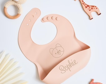 Babero de bebé grabado, babero de silicona personalizado con nombre de bebé, babero personalizado, regalo para niños pequeños, regalo de primer cumpleaños, set de alimentación personalizado para bebé.