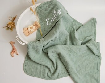 Toalla de bebé con capucha y monograma, personalizada con nombre bordado, de algodón orgánico, ideal como regalo para baby shower.