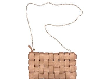 Bolso bandolera metálico tejido en color canela con fina correa de cadena dorada