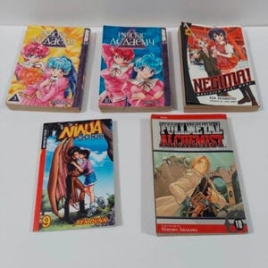 Könnte beinhalten: Fünf Manga-Bücher mit farbenfrohen Covern, die Illustrationen im Anime-Stil zeigen. Zu den Titeln gehören "Psychic Academy", "Negima!", "Ninja High School" und "Fullmetal Alchemist". Die Bücher sind nummeriert und weisen auf verschiedene Bände hin.