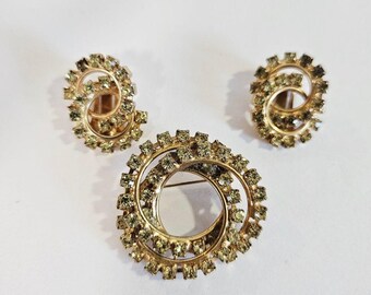 Set di orecchini a clip con spilla e strass in vetro verde traforato vintage Demi Parure