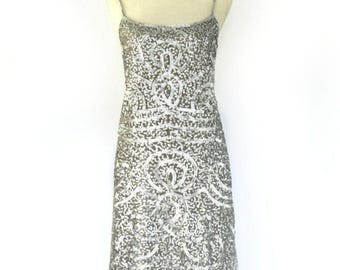 Vestido lencero de fiesta BCBGMaxAzria de 100 % seda color gris plateado con lentejuelas y brillo, talla 12