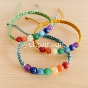 Chakra-Armband - Verstellbares handgefertigtes Makramee-Armband - Naturstein-Armband - Chakra-Armband - Originelle Geschenkidee