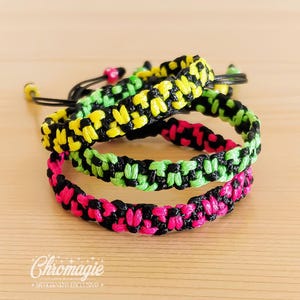 Pulsera con temática de flores - Pulsera ajustable de macramé - Joyería artesanal - Pulsera de flores con medio estampado - Idea de regalo original