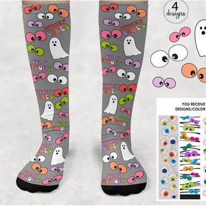 以下が含まれることがあります： 漫画の目、幽霊、そして「Stay Spooky」と「Spooky Vibes」のテキストが繰り返されるパターンが特徴の、グレーのニーハイソックス。追加の靴下のデザインとパッケージデザインも含まれています。