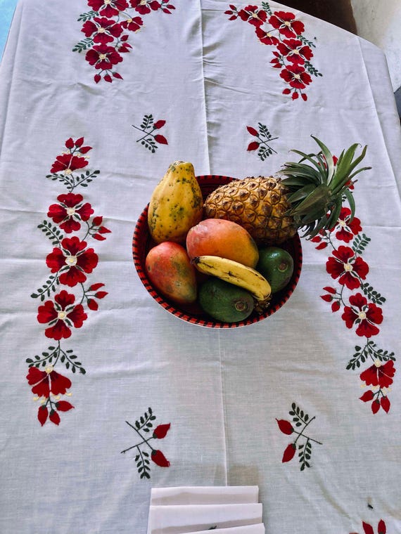 Nappe Blanche Brodée Main Artisanale Madagascar - Motifs Fleurs Et Bonhommes - 100% Coton - Neuf Avec étiquettes