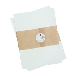Peut inclure: Une pile de papier blanc avec un bandeau en papier brun autour du milieu. Le bandeau a un autocollant avec le texte "Ce papier est 100% sans arbre, recyclable et imperméable."