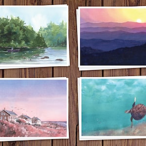8 cartões de anotações em aquarela com envelopes, com quatro pinturas em aquarela de paisagens e marinhas, em branco por dentro // Cartões feitos à mão