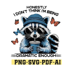 Puede incluir: Un mapache con un gorro azul y gafas de sol sostiene una taza azul con una pajita. El mapache está rodeado de mariposas y el texto "HONESTLY I DON'T THINK I'M BEING DRAMATIC ENOUGH PNG-SVG-PDF-AI" está escrito arriba y abajo del mapache.