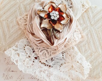 Vintage Victorian Treasure Box – Flower Pin, Lace Collar & Comb