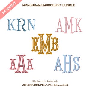 Puede incluir: Paquete de bordado de monogramas con varias combinaciones de letras en diferentes estilos y colores, incluyendo azul, rosa y dorado. El texto "MONOGRAM EMBROIDERY BUNDLE" está en la parte superior.