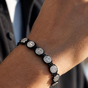 Bracelet chapelet médaille Saint Benoît | Bracelet de prière catholique tressé noir | Cadeau religieux pour homme femme | Bracelet cordon ajustable