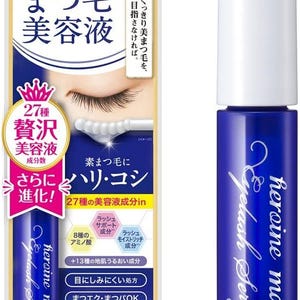 Puede incluir: Botella de sérum para pestañas azul y blanco con texto japonés. El envase presenta una ilustración de mujer y las palabras "Eyelash Serum" en cursiva. El producto promete realzar las pestañas.