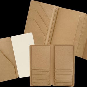 以下が含まれることがあります： タンカラーの紙製オーガナイザーセット。内ポケット付きの大きな三つ折りウォレット、斜めポケットが付いたスリムな縦型ノート、両面に複数のスロットが重なった小さなカードホルダーで構成されており、様々なアイテムを整理して収納できるデザインです。