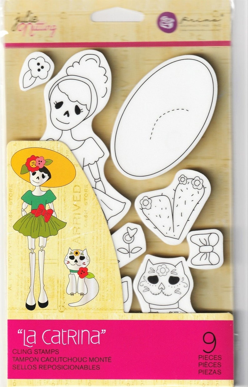 Pode incluir: Um conjunto de nove carimbos de borracha transparentes com um tema do Dia dos Mortos. Os carimbos incluem uma mulher esqueleto, um gato, um cacto, uma flor e um chap&eacute;u. Os carimbos s&atilde;o etiquetados como "La Catrina" e s&atilde;o embalados em um saco de pl&aacute;stico transparente.