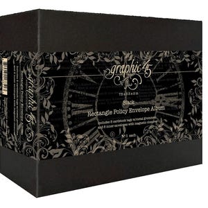 Puede incluir: Un álbum Rectangle Policy Envelope negro de Graphic 45. El álbum mide 19 x 14 x 5 cm e incluye 8 etiquetas de cartulina con ojales metálicos y 6 sobres interiores con cierres magnéticos. El álbum tiene un diseño floral decorativo.