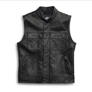 Può includere: Gilet in pelle nera con collo alto, due tasche sul petto e due tasche laterali con cerniera. Il gilet senza maniche presenta un piccolo logo sull'orlo. Un capo classico in stile biker.