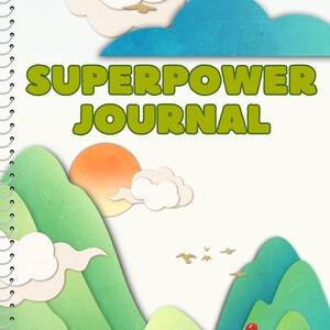 Op de afbeelding: Een spiraalgebonden journal met een kleurrijk, grillig ontwerp. De omslag toont de groene woorden "SUPERPOWER JOURNAL", met illustraties van bergen, wolken, vogels en een olifant die een hartvormige ballon vasthoudt. De achtergrond is lichtcrème.