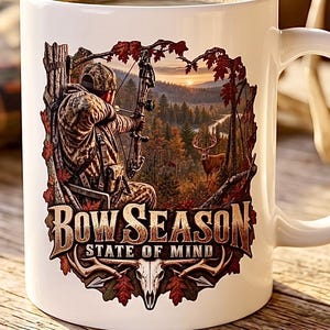 Könnte beinhalten: Ein weißer Keramikbecher mit einer Grafik eines Jägers mit Bogen in einer Waldlandschaft und dem darunter gedruckten Text "BOW SEASON STATE OF MIND". Das Design zeigt Herbstblätter, einen Hirsch und einen Schädel, mit aufsteigendem Dampf.