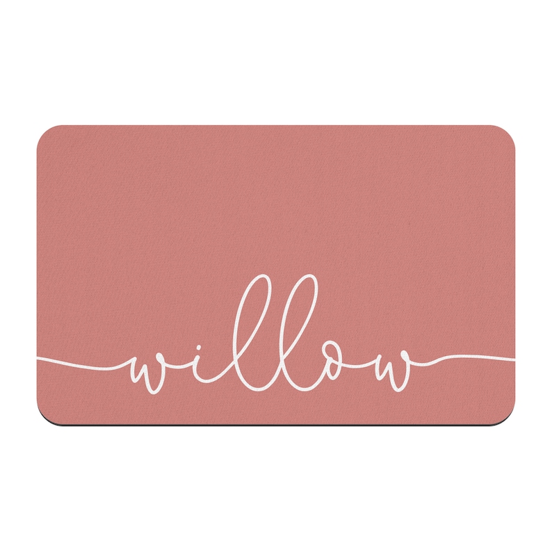 Puede incluir: Una alfombra de bienvenida de color rosa claro con la palabra "willow" escrita en cursiva blanca.