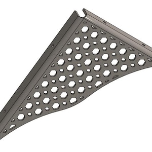 Puede incluir: Un soporte de estante de metal gris con un diseño triangular. El soporte presenta una serie de recortes hexagonales a lo largo de su borde curvo y varios agujeros para el montaje. El soporte está diseñado para soportar un estante.