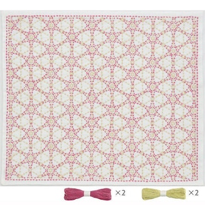 Könnte beinhalten: Quadratischer weißer Stoff mit einem geometrischen Muster aus rosa und beigen Stichen. Zwei Bündel rosa Garn und zwei Bündel grünes Garn sind enthalten, jeweils mit "x2" gekennzeichnet.