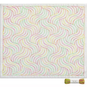 Peut inclure: Textile carré blanc avec un motif de vagues répétées en points de couture rouges, jaunes et verts. Une bobine de fil assortie se trouve dans le coin inférieur droit. Le textile est probablement un article décoratif ou un élément d'un projet artisanal.