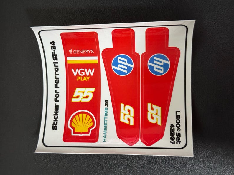 Pode incluir: Folha de autocolantes para um carro de corrida Ferrari SF-24. A folha inclui um logotipo Shell vermelho e amarelo, um logotipo VGW PLAY vermelho e amarelo e dois logotipos HP vermelho e azul. A folha tamb&eacute;m inclui o texto "LEGO&reg; Set 42207".