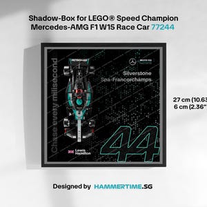 Puede incluir: Una caja de sombra enmarcada para un coche de carreras LEGO Speed Champion Mercedes-AMG F1 W15. El marco negro rodea un fondo negro con un coche de carreras turquesa y blanco, el número 44 y texto. La caja mide 27 cm cuadrados con un retroceso de 6 cm.