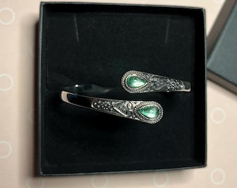 Adjustable Bracelet. Vintage Style Bracelet. Silvertone bracelet with faux emerald.