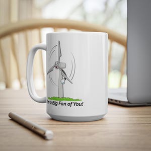 Puede incluir: Taza de cerámica blanca con una turbina eólica de dibujos animados con una cara sonriente. El texto "I'm a Big Fan of You!" está impreso en la taza.