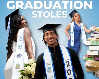 Op de afbeelding: Afbeelding toont drie mensen met afstudeerhoeden en op maat gemaakte afstudeer stropdassen. De stropdassen zijn wit met blauwe accenten en tekst. De woorden "CUSTOM GRADUATION STOLES" staan bovenaan. Het jaar "2024" is zichtbaar op een stropdas.
