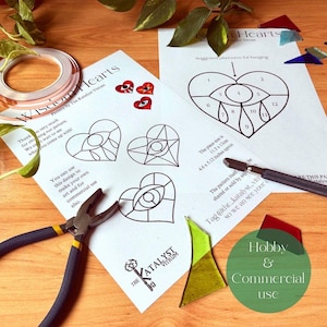 Puede incluir: Un patrón imprimible para un proyecto de vitrales con tres diseños de corazón con un motivo de ojo. El patrón se titula "Wisdom Hearts" y es de The Katalyst Viarum. El patrón incluye instrucciones para la colocación de las piezas de vidrio y un tamaño sugerido de 11,5 x 13 cm (4,6 x 5,12 pulgadas).