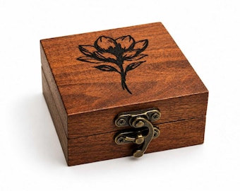 Caja para anillos de madera de cerezo grabada con diseño floral – Caja de recuerdo con bisagra hecha a mano