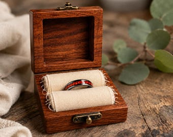 Anillo Ojo de Dragón con ópalo rojo y banda de acero inoxidable, caja de madera de cerezo.