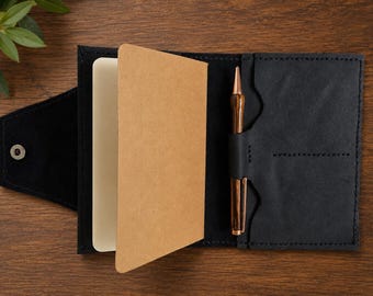 Cuaderno de viaje de cuero cosido a mano con portalápices y cubierta recargable.