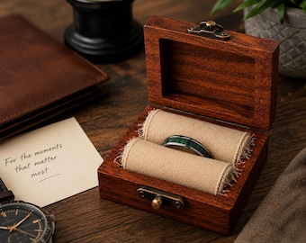 Anillo de ópalo negro, alianza de boda de acero inoxidable, caja de madera de cerezo.