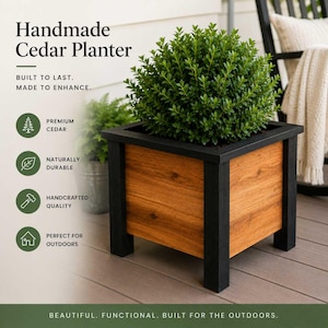Könnte beinhalten: Ein quadratischer Pflanzkübel aus Zedernholz mit naturfarbenen Holzpaneelen und einem schwarzen Rahmen, der einen grünen Strauch enthält. Der Text auf dem Bild lautet: Handmade Cedar Planter, BUILT TO LAST. MADE TO ENHANCE., PREMIUM CEDAR, NATURALLY DURABLE, HANDCRAFTED QUALITY, PERFECT FOR OUTDOORS.
