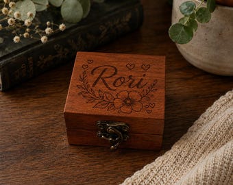PERSONALIZABLE - Caja de madera para anillos hecha a mano – Ideal para propuestas de matrimonio rústicas o para guardar joyas de herencia (7,6 x 7,6 cm)