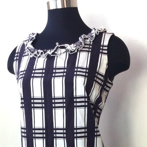 1960&#39;s black and white plaid cotton sleeveless shift dress with ruffled trim—size L/XL