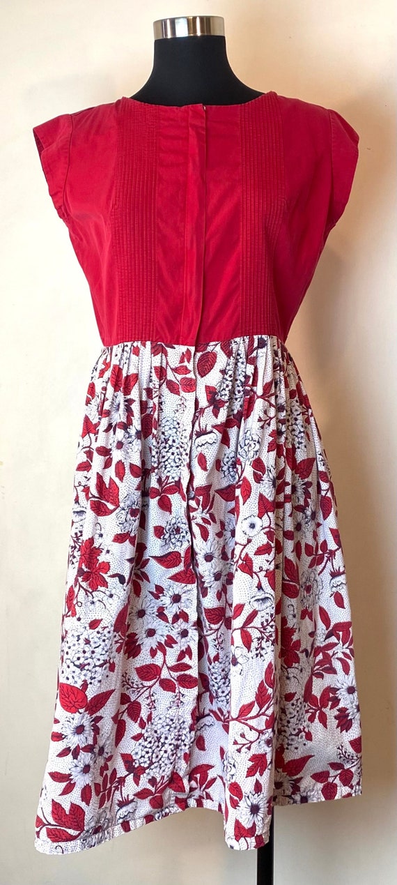 1960’s Swirl red and white floral cotton fit & fla